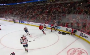 Un arbitre forcé de quitter le match après une collision avec un joueur