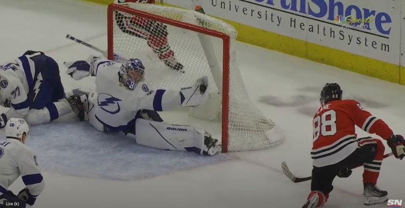 Andrei Vasilevskiy signe deux arrêts d'exception face aux Blackhawks