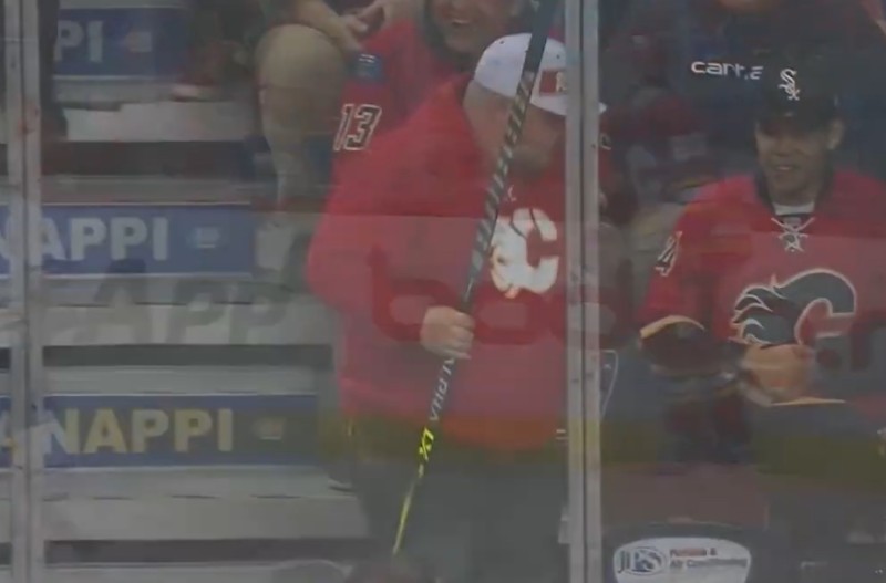 Elias Lindholm fait un cadeau bien involontaire à un fan