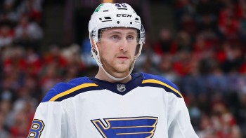 Les Blues perdent Scott Perunovich pour plusieurs semaines