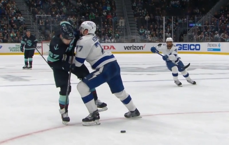 Victor Hedman et l'art de défendre sans sa crosse