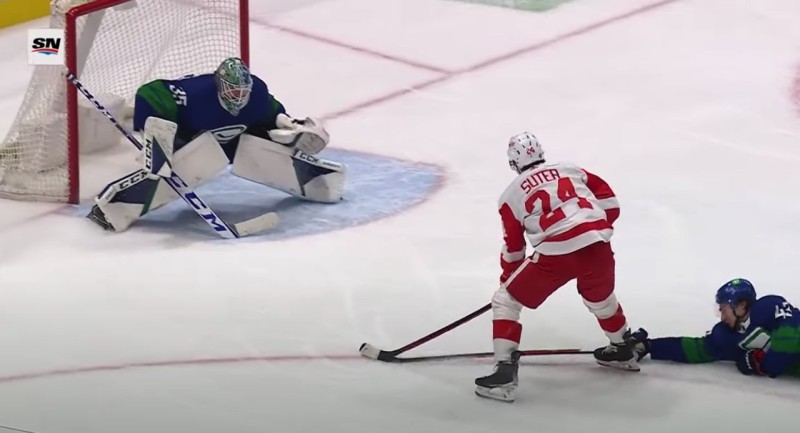 Pius Suter marque l'unique but du match entre les Red Wings et les Canucks