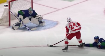 Pius Suter marque l'unique but du match entre les Red Wings et les Canucks