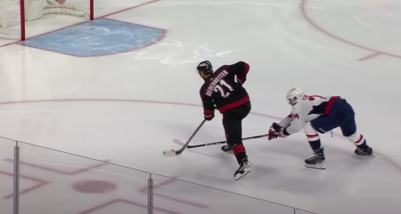 Nino Niederreiter manque une cage vide