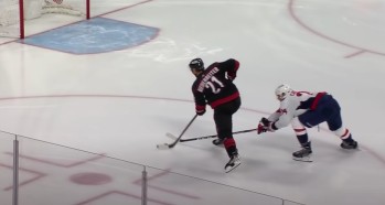 Nino Niederreiter manque une cage vide