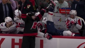 Derek Stepan renvoie van Riemsdyk sur son banc