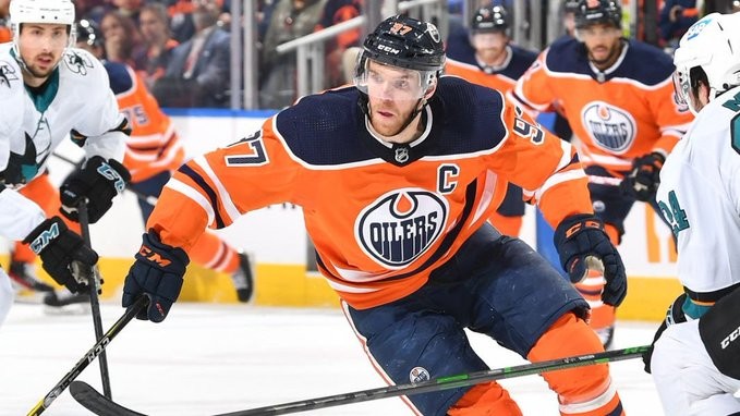 Connor McDavid signe une 6e saison avec au moins trente buts et soixante assists