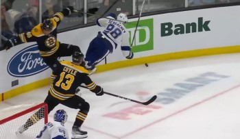 David Pastrnak manque quelque peu sa charge