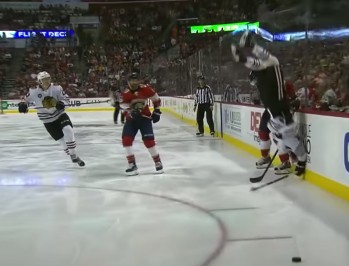 Radko Gudas offre une belle envolée à  Kirby Dach