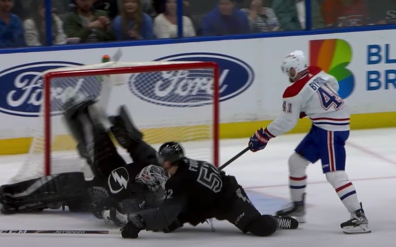 Brian Elliott fait un sacré arrêt face à Christian Dvorak