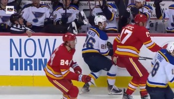 Une position quelque peu inconfortable pour ce juge de ligne