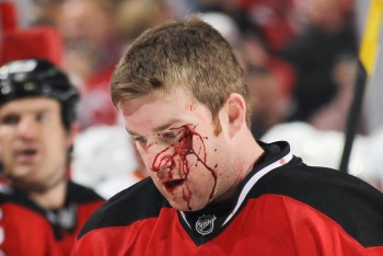 Seringues, antidouleurs et os cassés : le hockey sur glace et son image de tough guy