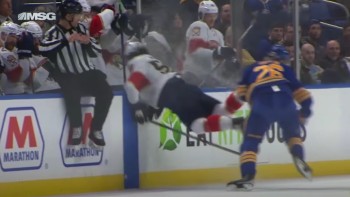 Rasmus Dahlin offre un joli vol plané à Mackenzie Weegar