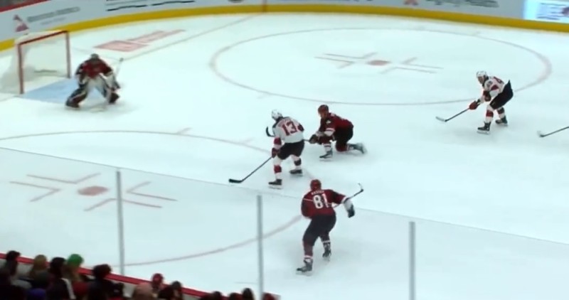 Nico Hischier offre son premier but en NHL à Fabian Zetterlund d'un superbe assist