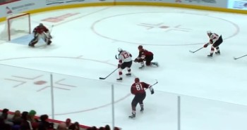 Nico Hischier offre son premier but en NHL à Fabian Zetterlund d'un superbe assist