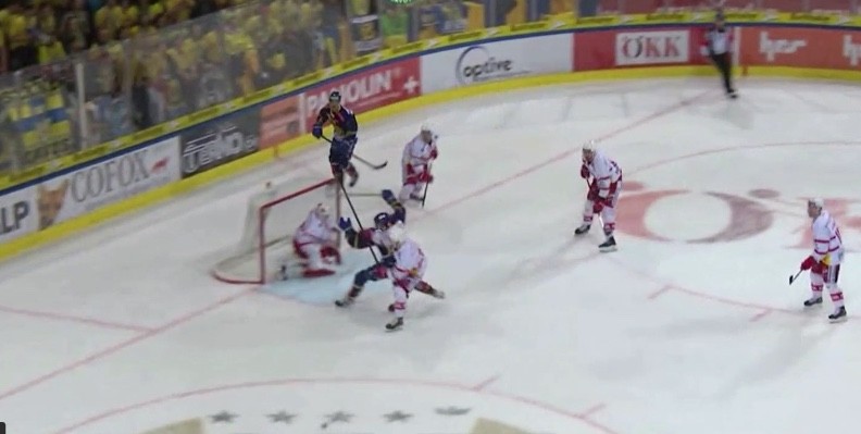 Kristian Pospisil du HC Davos amendé pour avoir simulé une faute