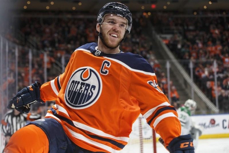 Connor McDavid surpasse lui une maque de Jaromir Jagr