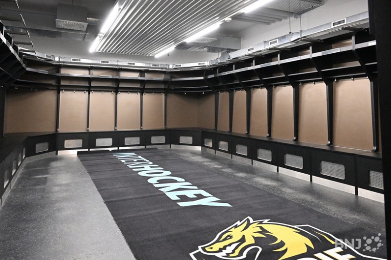 Les Ajoulots un peu à l'étroit dans leur nouveau vestiaire, le stade va passer à 5'000 places