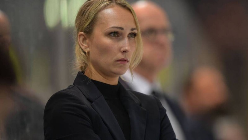 Une présence féminine derrière le banc de Kloten ?