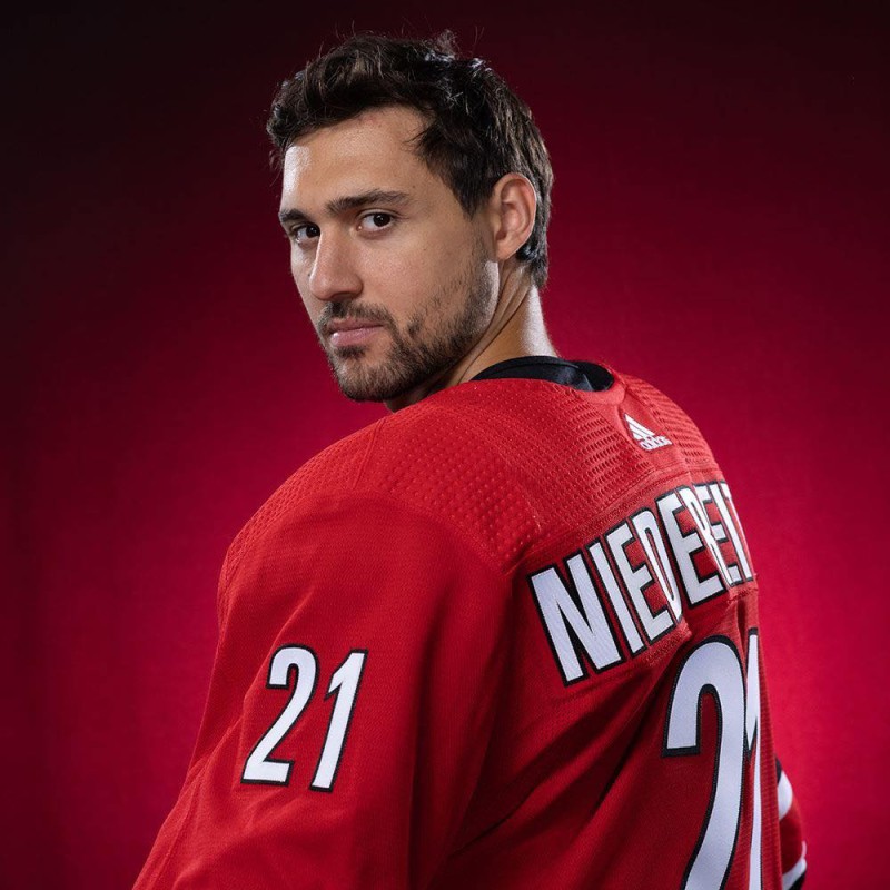 Les Hurricanes veulent s'entendre sur un nouveau contrat avec Nino Niederreiter