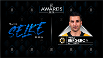 Patrice Bergeron remporte le trophée Frank J. Selke