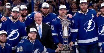 La remise du trophée Prince de Galles pour la troisième fois consécutive au Lightning