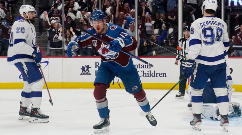 Colorado fesse le Lightning lors du second match