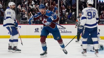 Colorado fesse le Lightning lors du second match