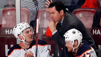 Les Oilers prolongent leur entraîneur chef ad interim