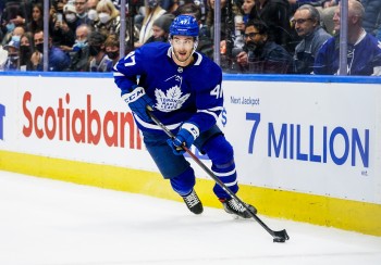Pierre Engvall reste avec les Leafs