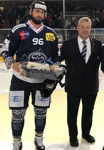 Adrien Lauper a la Valascia et l'emblème de Fribourg tatoués dans la peau