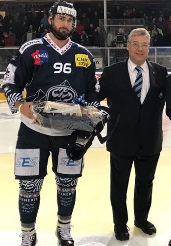 Adrien Lauper a la Valascia et l'emblème de Fribourg tatoués dans la peau