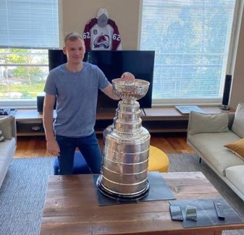 Artturi Lehkonen a apporté la Coupe Stanley dans le plus finlandais des lieux
