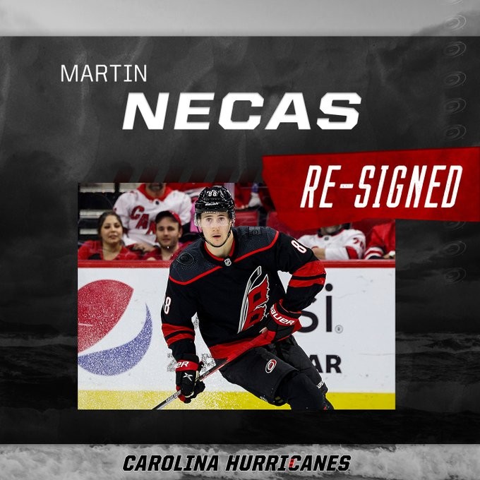 Les Hurricanes prolongent Martin Necas mais perdent Max Pacioretty