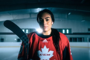 Sarah Nurse sera la première hockeyeuse en couverture du jeu NHL d'EA Sports