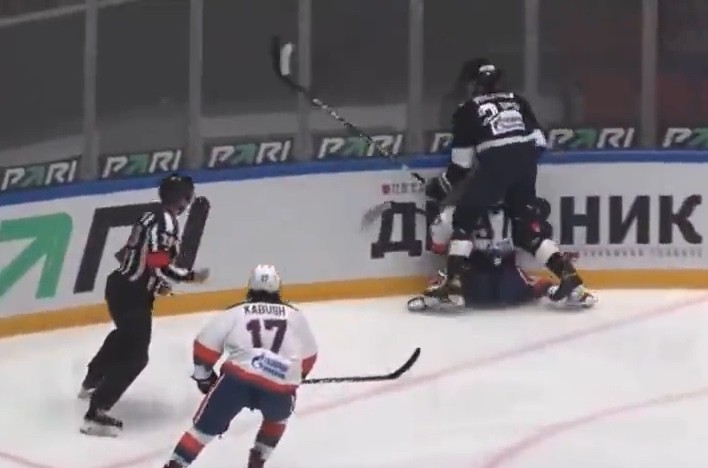 Nachwuchshoffnung der Penguins verletzt sich nach einer Attacke gegen die Bande schwer