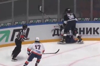 Nachwuchshoffnung der Penguins verletzt sich nach einer Attacke gegen die Bande schwer