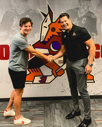Barrett Hayton prolonge avec les Coyotes