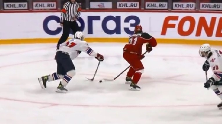 Alexander Mirzabalayev a marqué un fort joli but en MHL