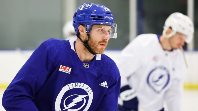 Le Lightning suspend Ian Cole pour de présumées agressions sexuelles