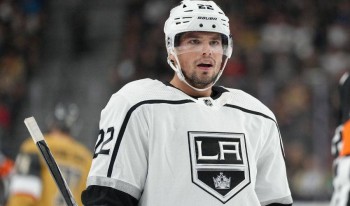 Kevin Fiala dans les marques d'Anze Kopitar et Drew Doughty