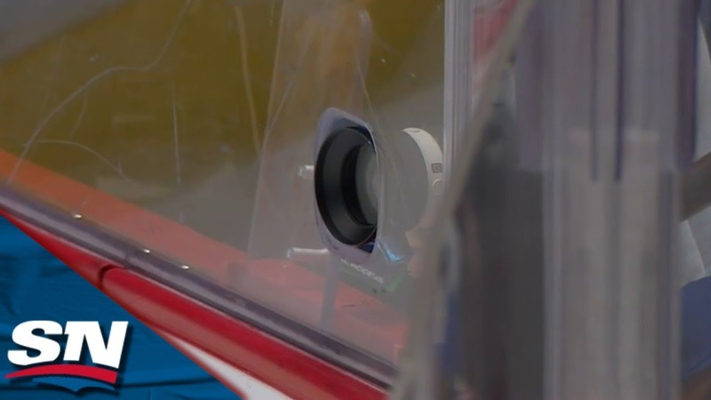 A voir : les Canucks obtiennent l'annulation d'un but après que le puck ait détruit un appareil photo