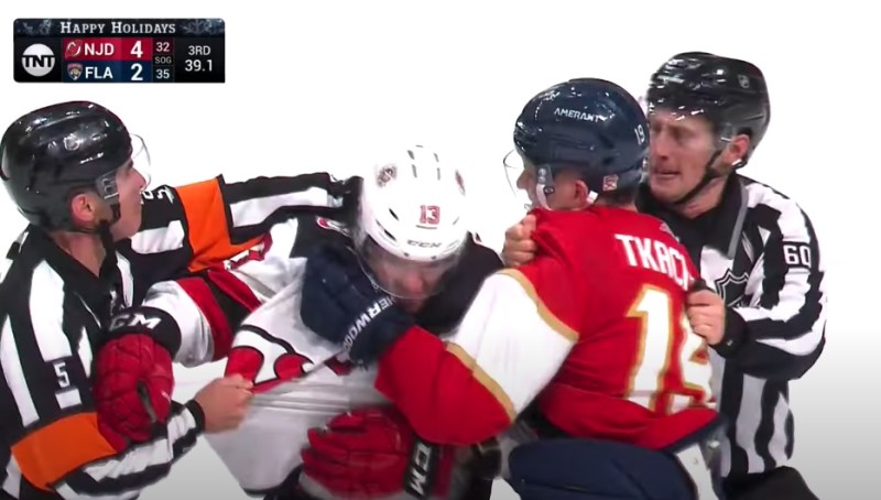 Matthew Tkachuk greift Nico Hischier in der Nachspielzeit an