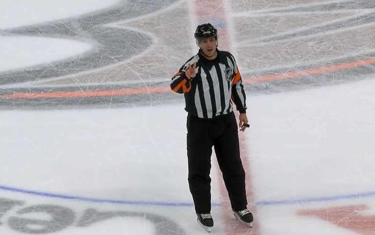 Bestraft, weil er den Stock seines Gegners gestohlen hat