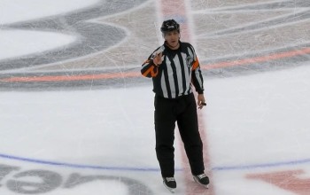 Bestraft, weil er den Stock seines Gegners gestohlen hat