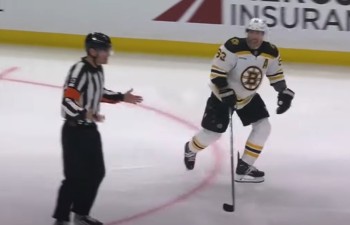 Brad Marchand sehr verärgert über den Schiedsrichter und wird bestraft