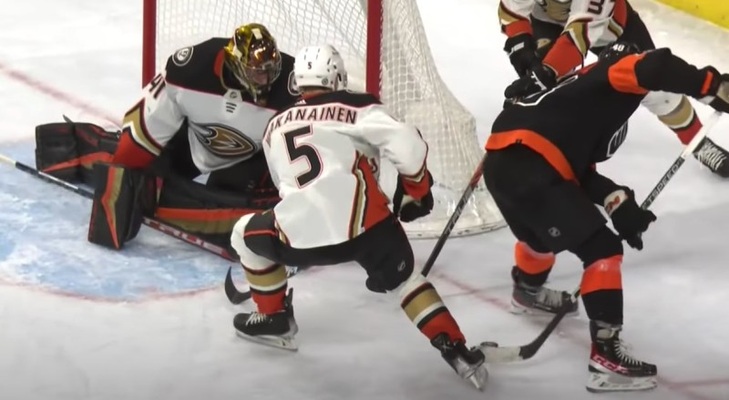 Morgan Frost s'offre un joli but entre les jambes