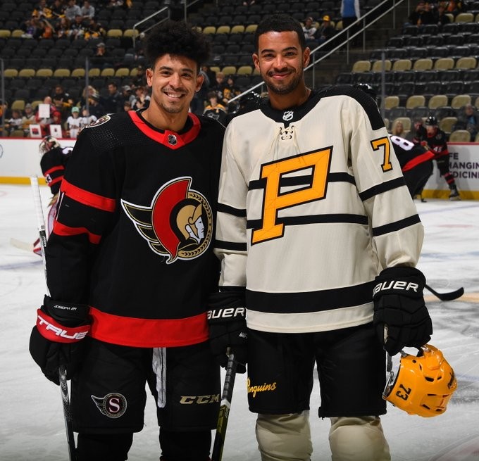 Premier affrontement entre deux frères qui se retrouvent pénalisés en même temps sous le regard hilare des parents