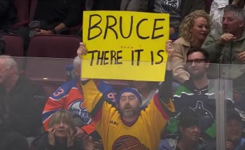Les fans des Canucks ne manquent par une occasion d'ovationner Bruce Boudreau avant sans doute son licenciement