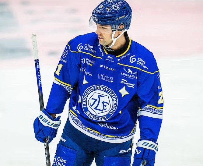 John Quenneville quitte lui aussi la Suède